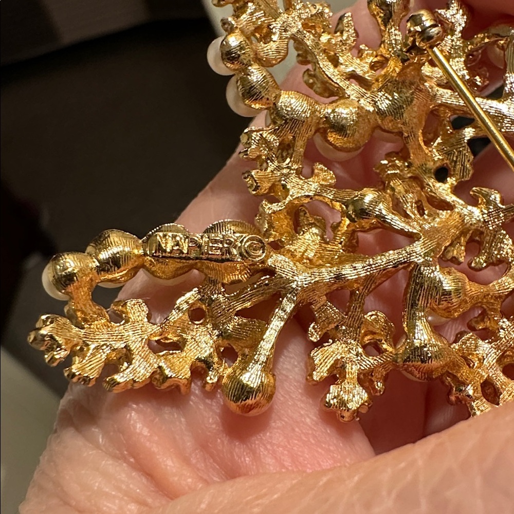 Vintage gold tone Napier brooch with tree & faux pearls - Picture 9 of 14